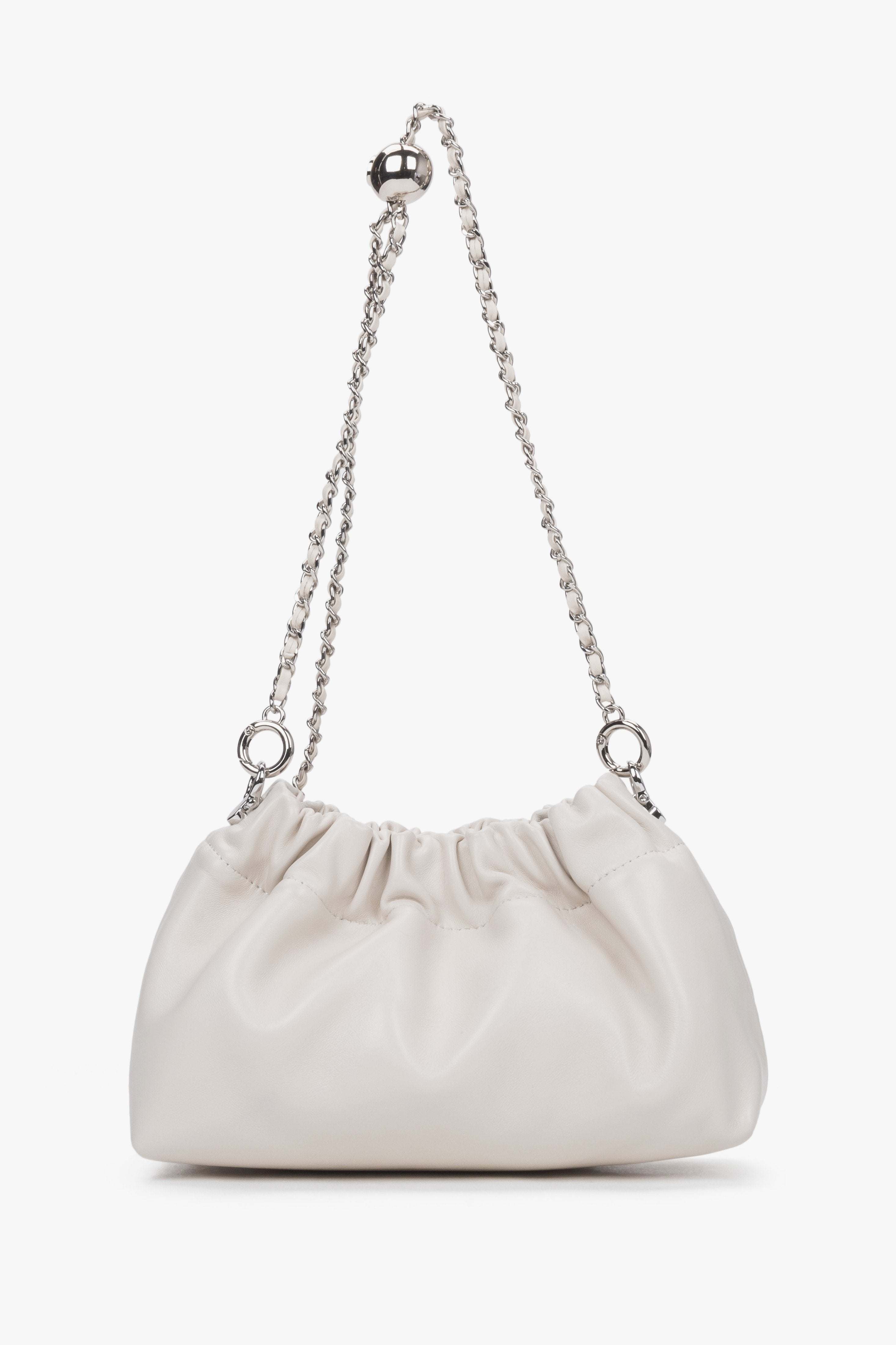 Kleine milchbeige Damen-Umhängetasche mit silberfarbener Kette in Frontansicht