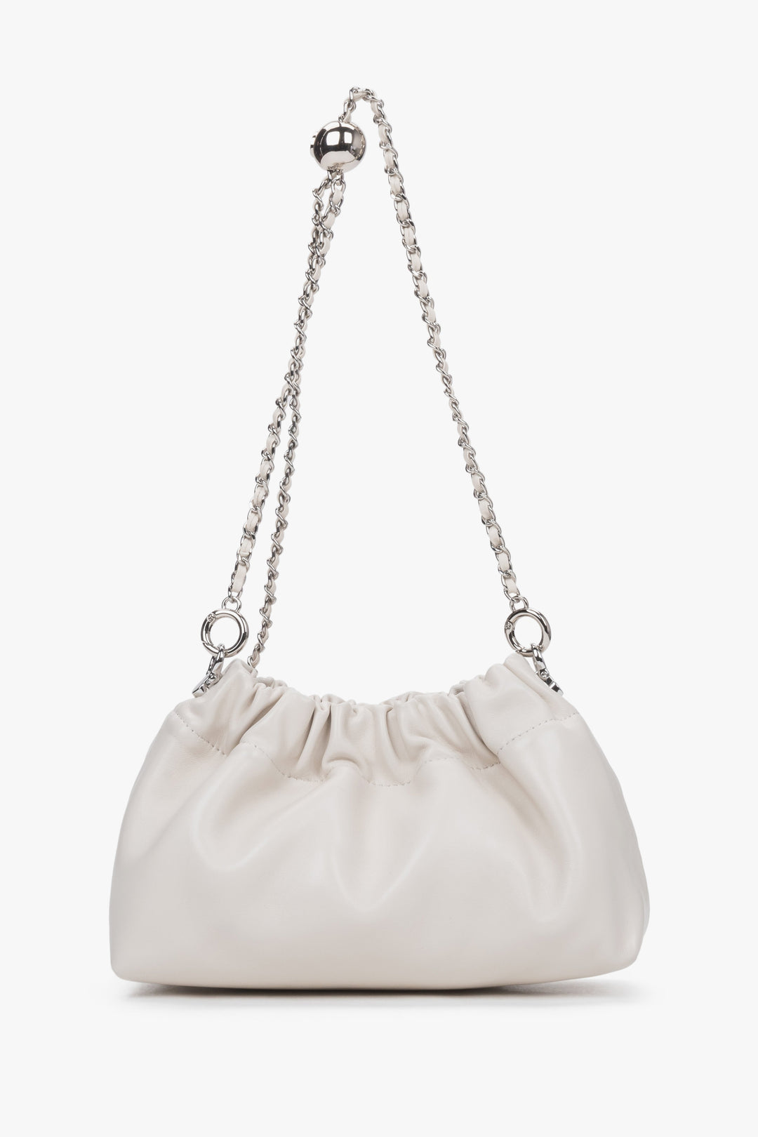 Kleine milchbeige Damen-Umhängetasche mit silberfarbener Kette in Frontansicht
