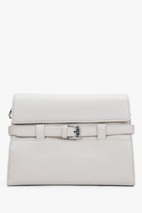 Milchbeige kleine Damen-Schultertasche aus echtem Leder mit dekorativer Schnalle in Frontalansicht