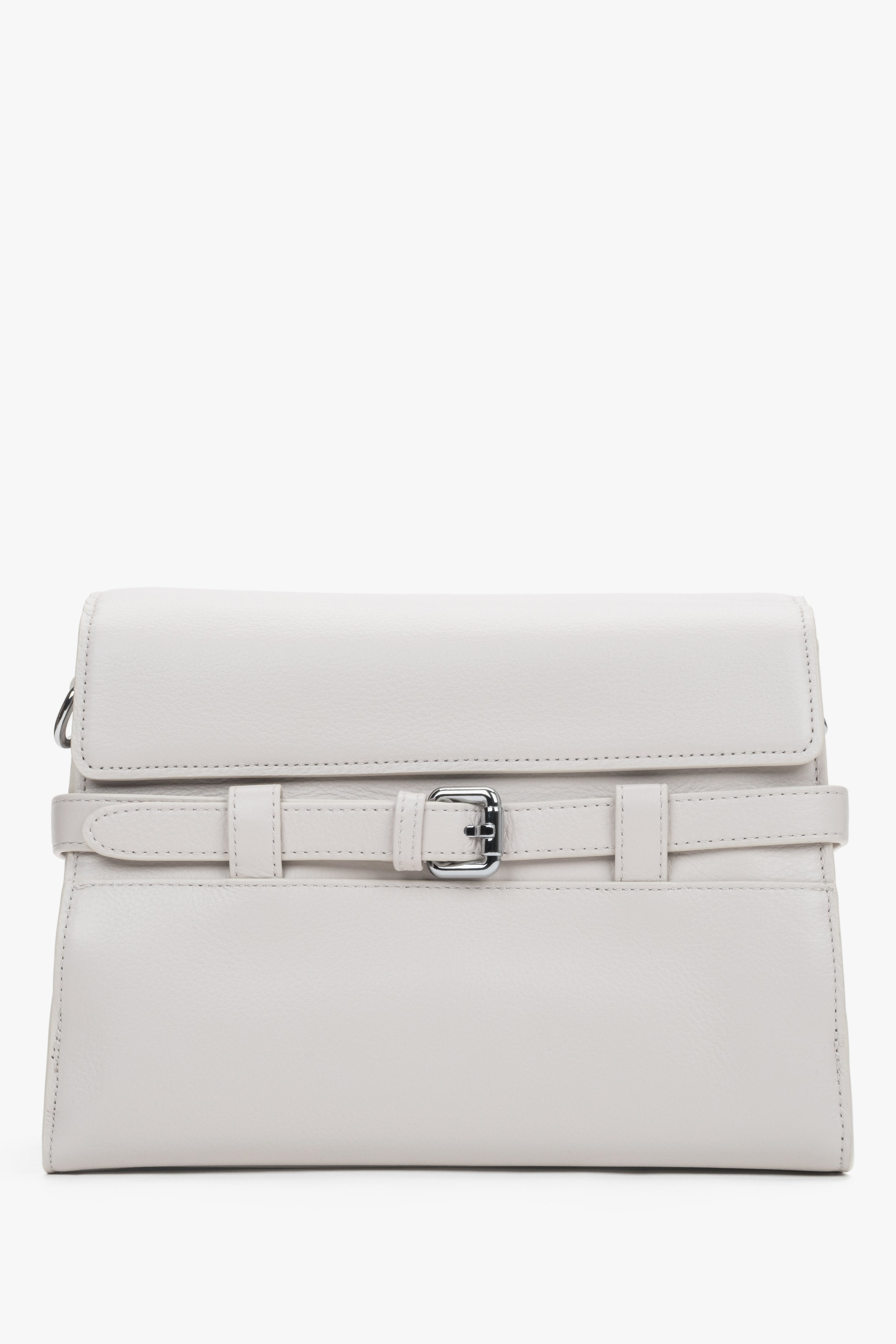 Milchbeige kleine Damen-Schultertasche aus echtem Leder mit dekorativer Schnalle in Frontalansicht