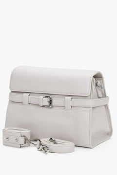 Milchbeige kleine Damen-Schultertasche aus Leder in schräger Vorderansicht mit abnehmbarem Riemen