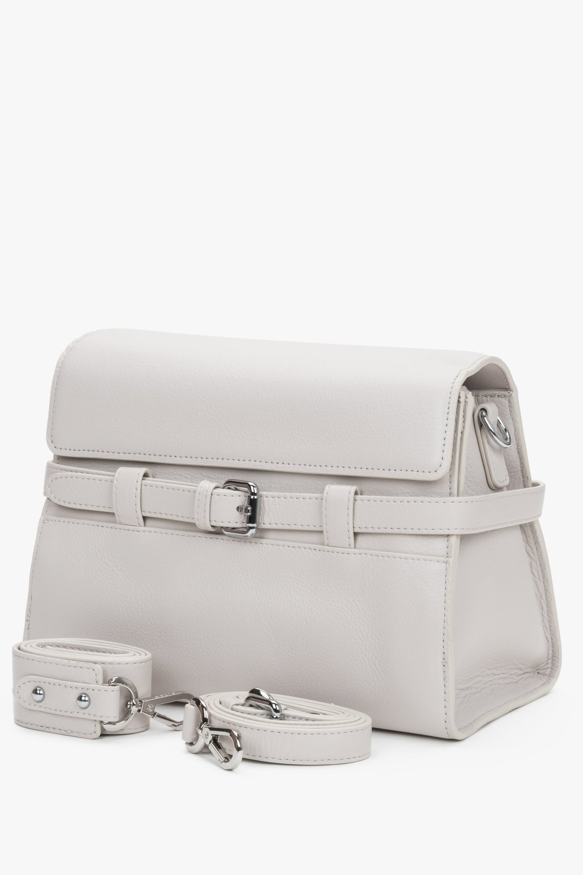 Milchbeige kleine Damen-Schultertasche aus Leder in schräger Vorderansicht mit abnehmbarem Riemen