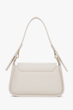 Rückansicht der minimalistischen milchbeigen Ledertasche von Estro