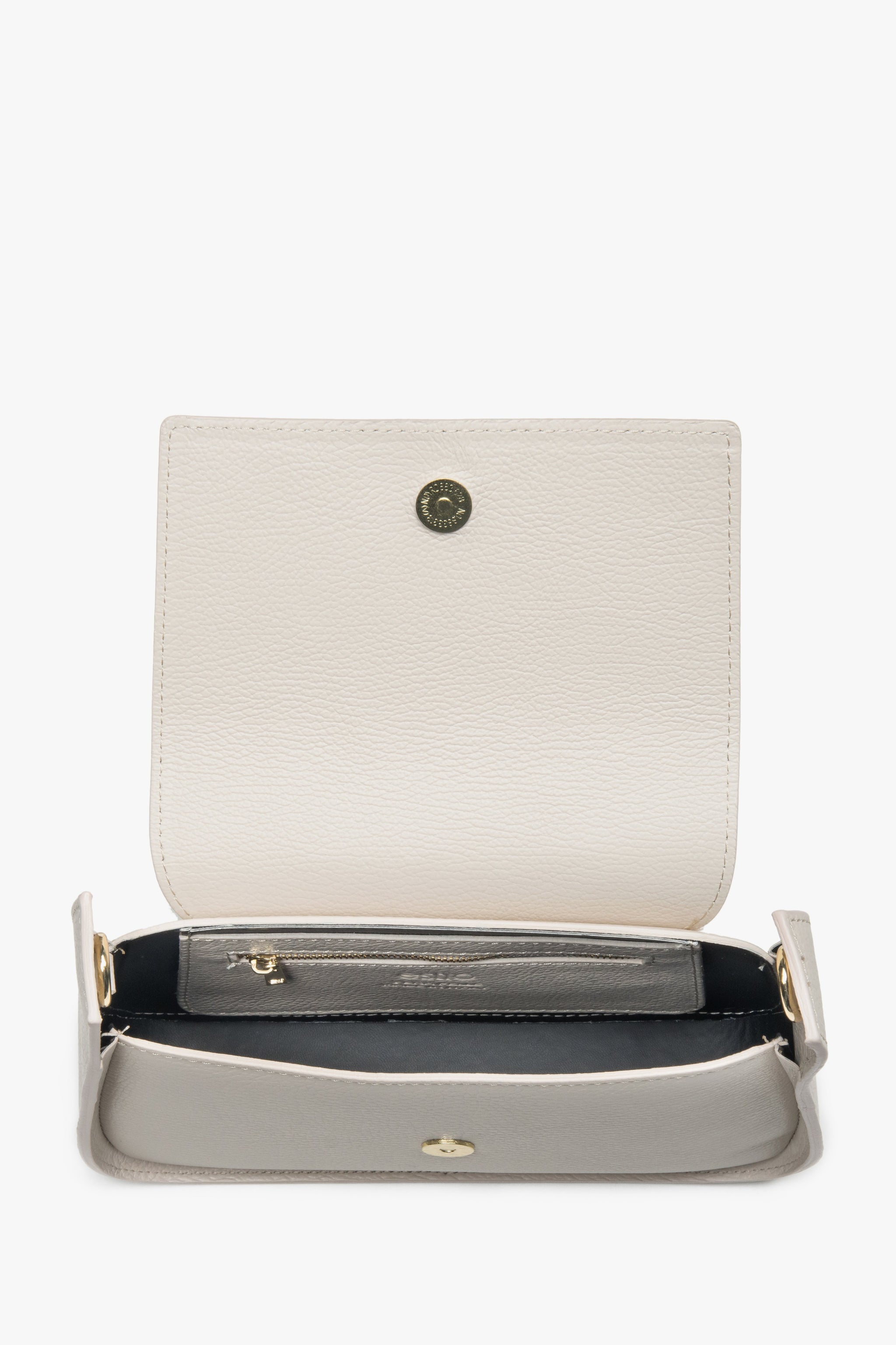 Geöffnete milchbeige Ledertasche, die das luxuriöse Echtleder-Innenfutter und den sicheren Reißverschluss zeigt