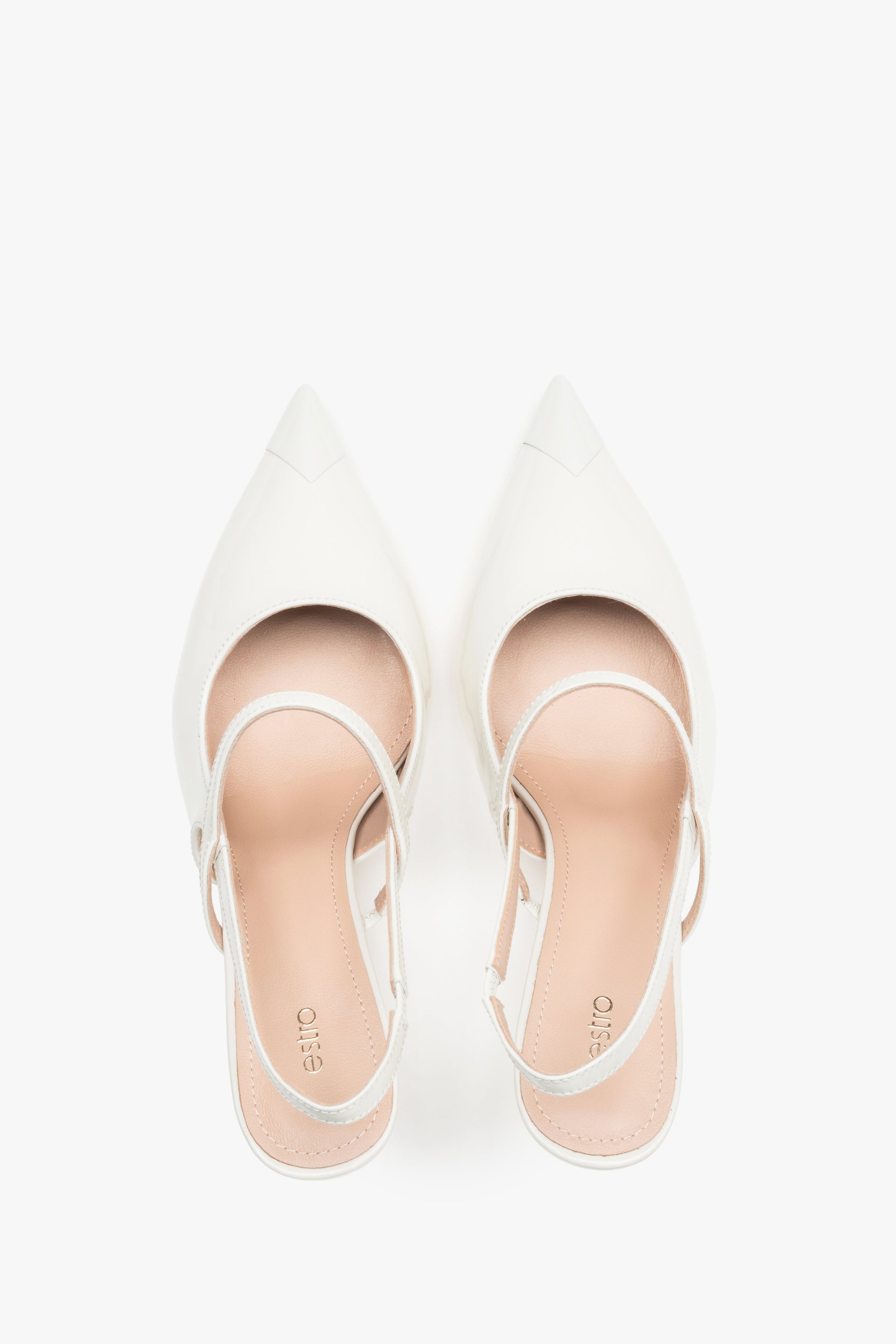 Paar milchbeige Slingback-Pumps aus glänzendem Lackleder von Estro