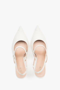 Paar milchbeige Slingback-Pumps aus glänzendem Lackleder von Estro