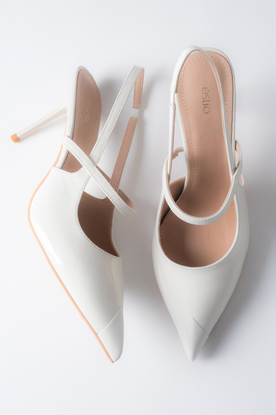 Seitenansicht der milchbeigen Slingback-Pumps mit Stilettoabsatz von Estro