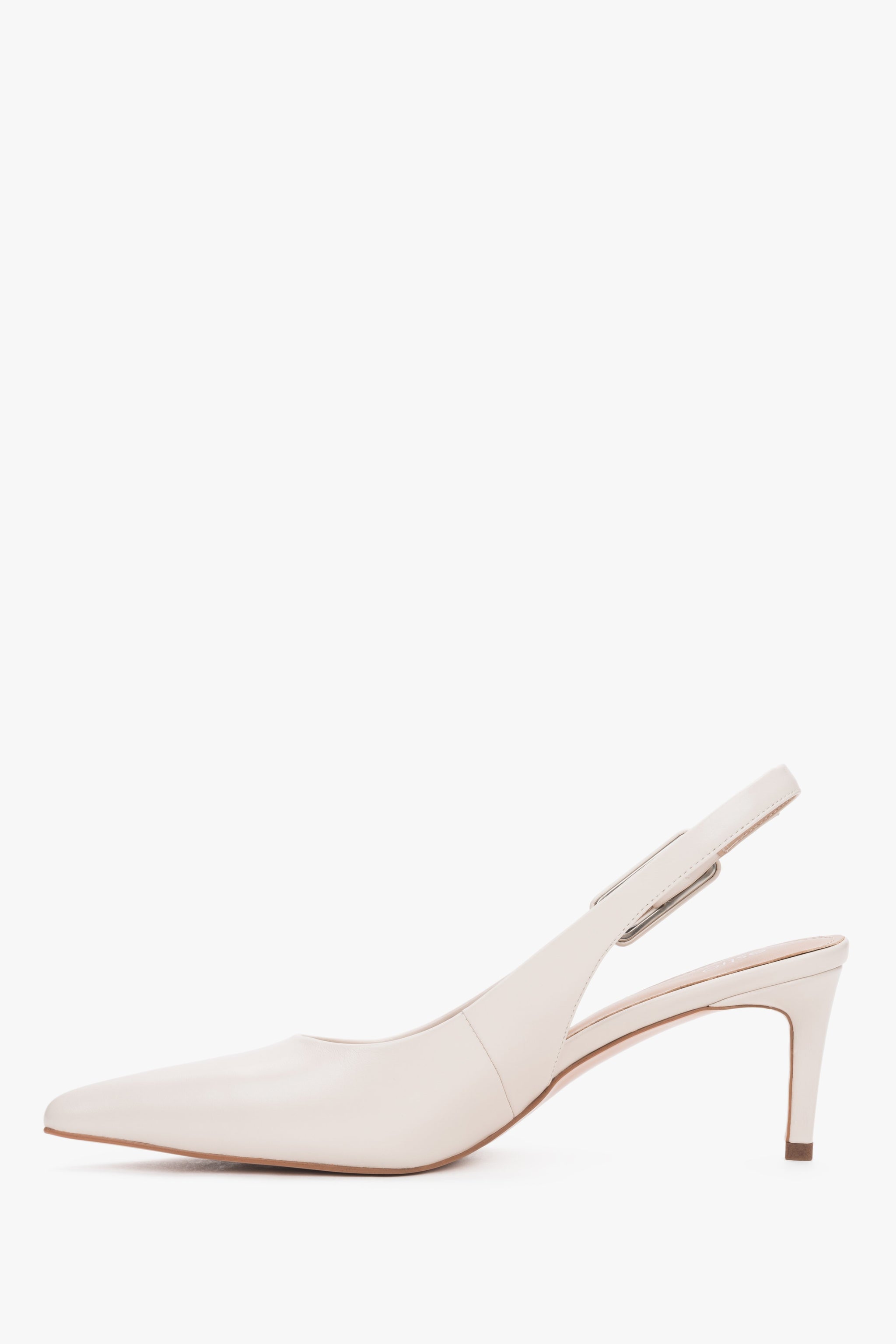 Seitenansicht der milchbeigen Slingback-Pumps mit Stilettoabsatz