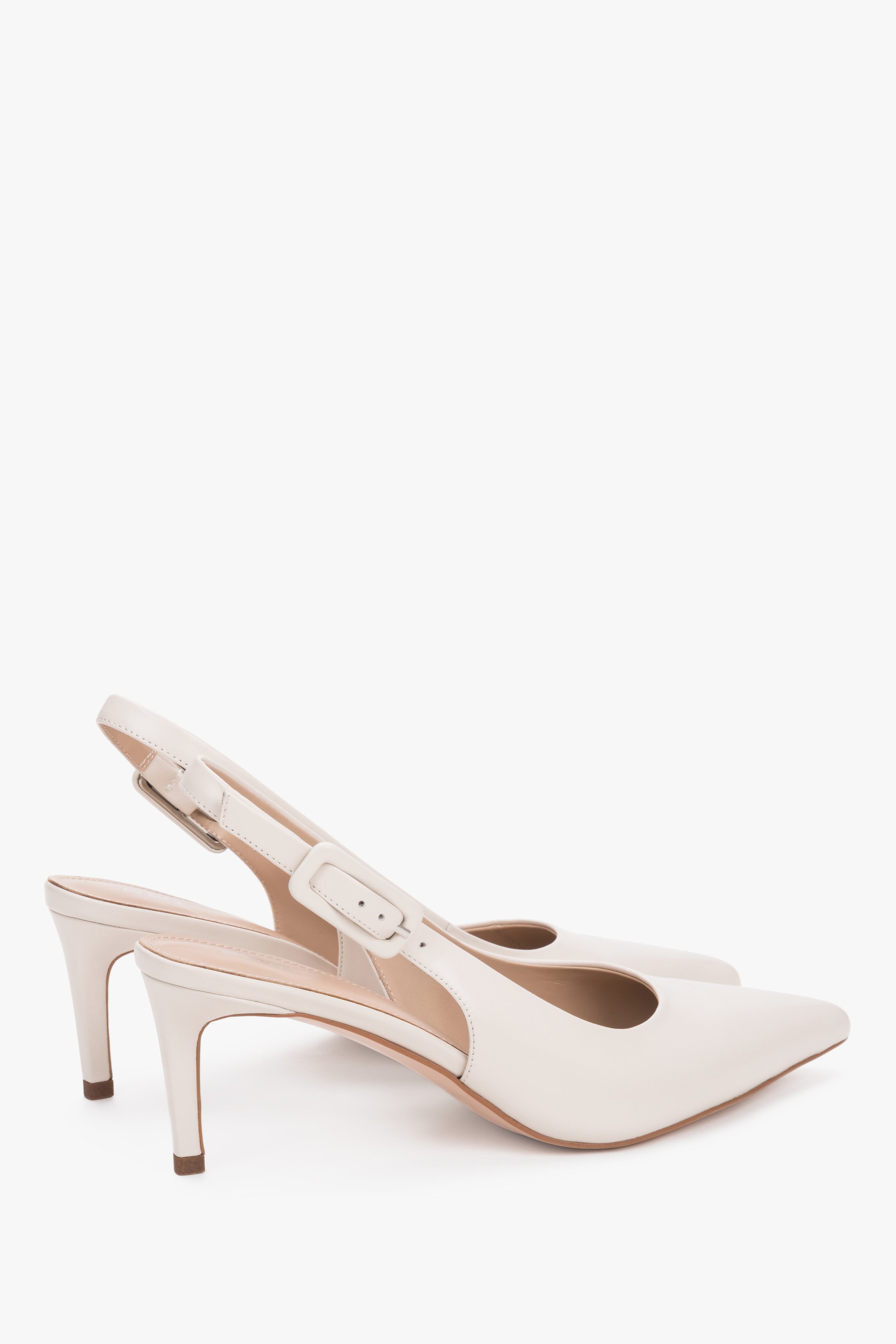 Schrägansicht der milchbeigen Slingback-Pumps mit Schnallenriemen