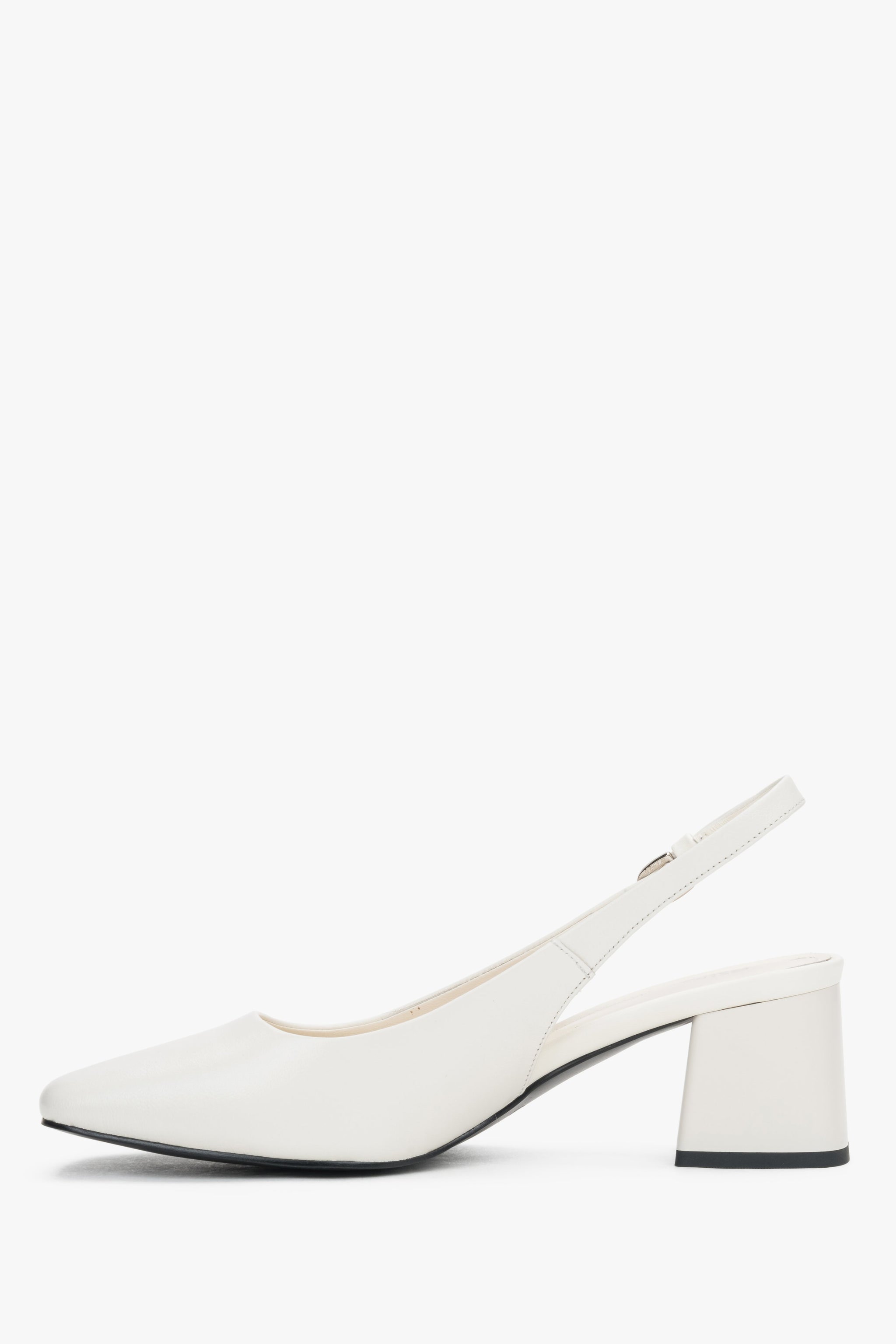 Seitliche Ansicht der milchbeigen Slingback-Pumps für Damen