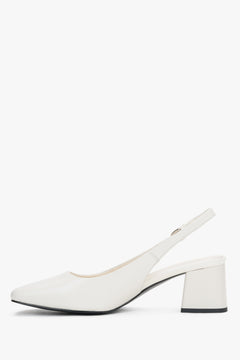 Seitliche Ansicht der milchbeigen Slingback-Pumps für Damen