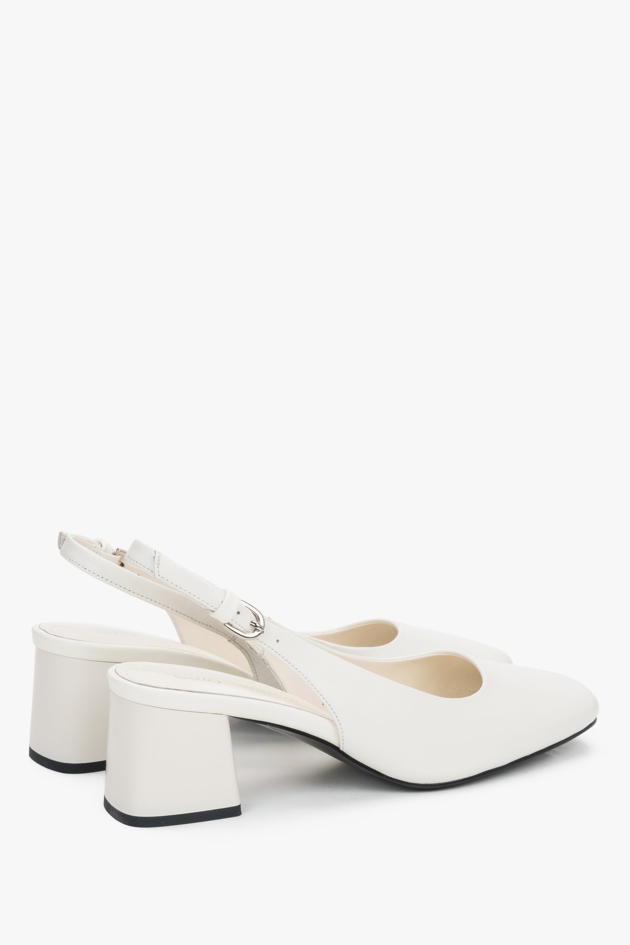 Paar milchbeige Slingback-Pumps aus Echtleder von oben