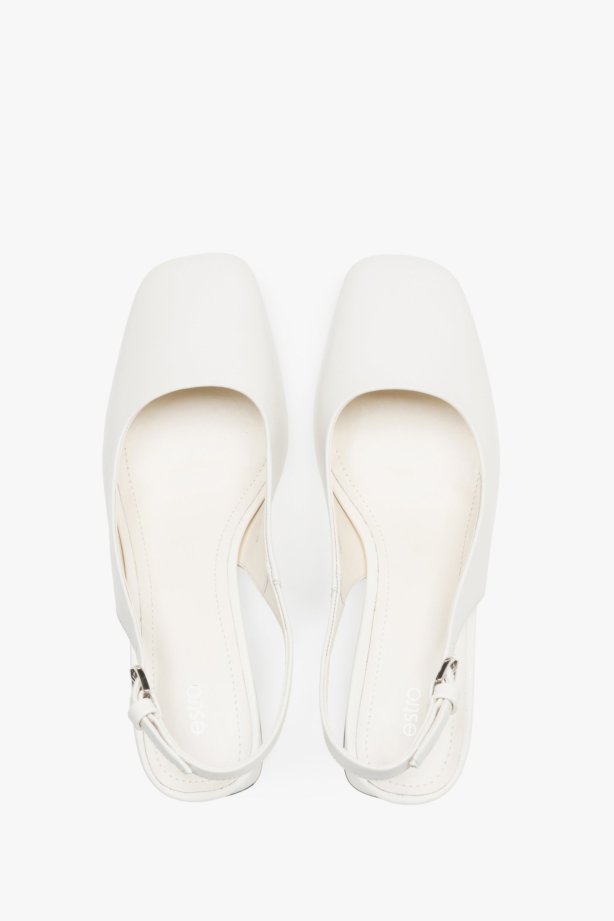 Milchbeige Slingback-Pumps mit Blockabsatz in schräger Ansicht