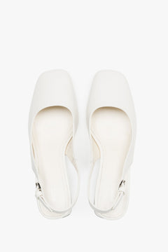 Milchbeige Slingback-Pumps mit Blockabsatz in schräger Ansicht