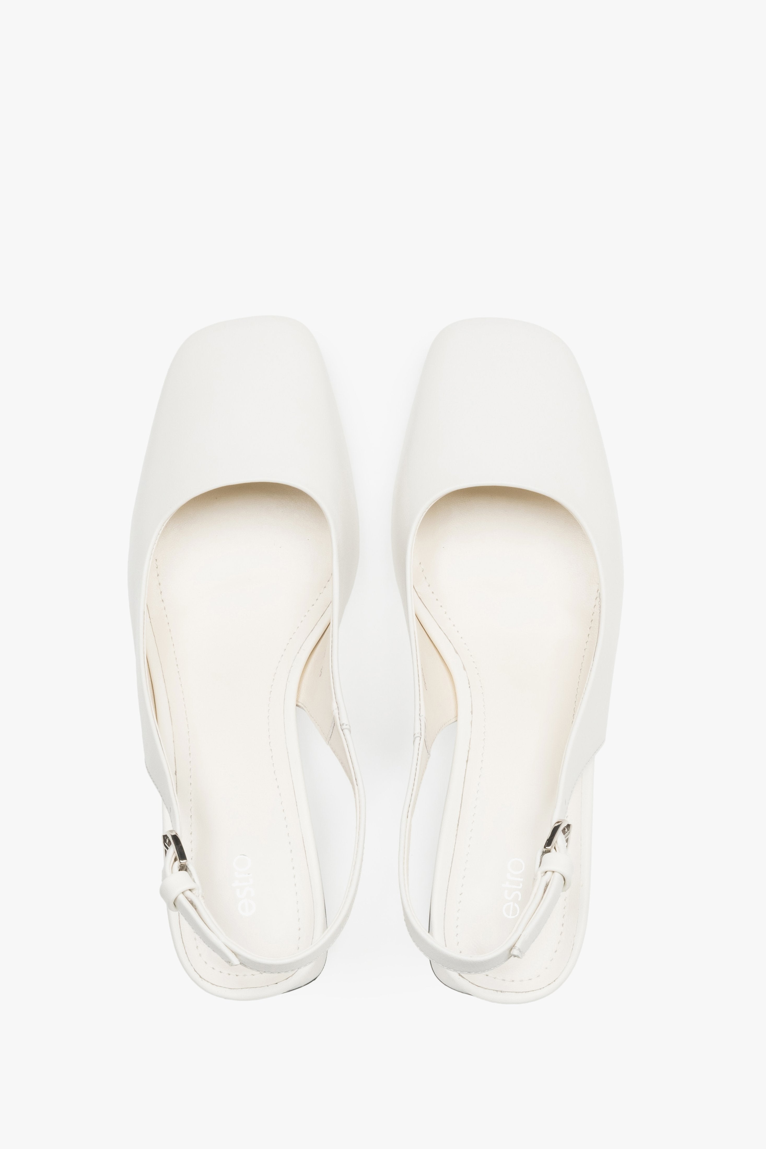 Milchbeige Slingback-Pumps mit Blockabsatz in schräger Ansicht