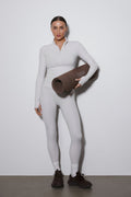 Frontansicht des milchbeigen Damen-Trainingsanzug-Sets im Slim Fit.
