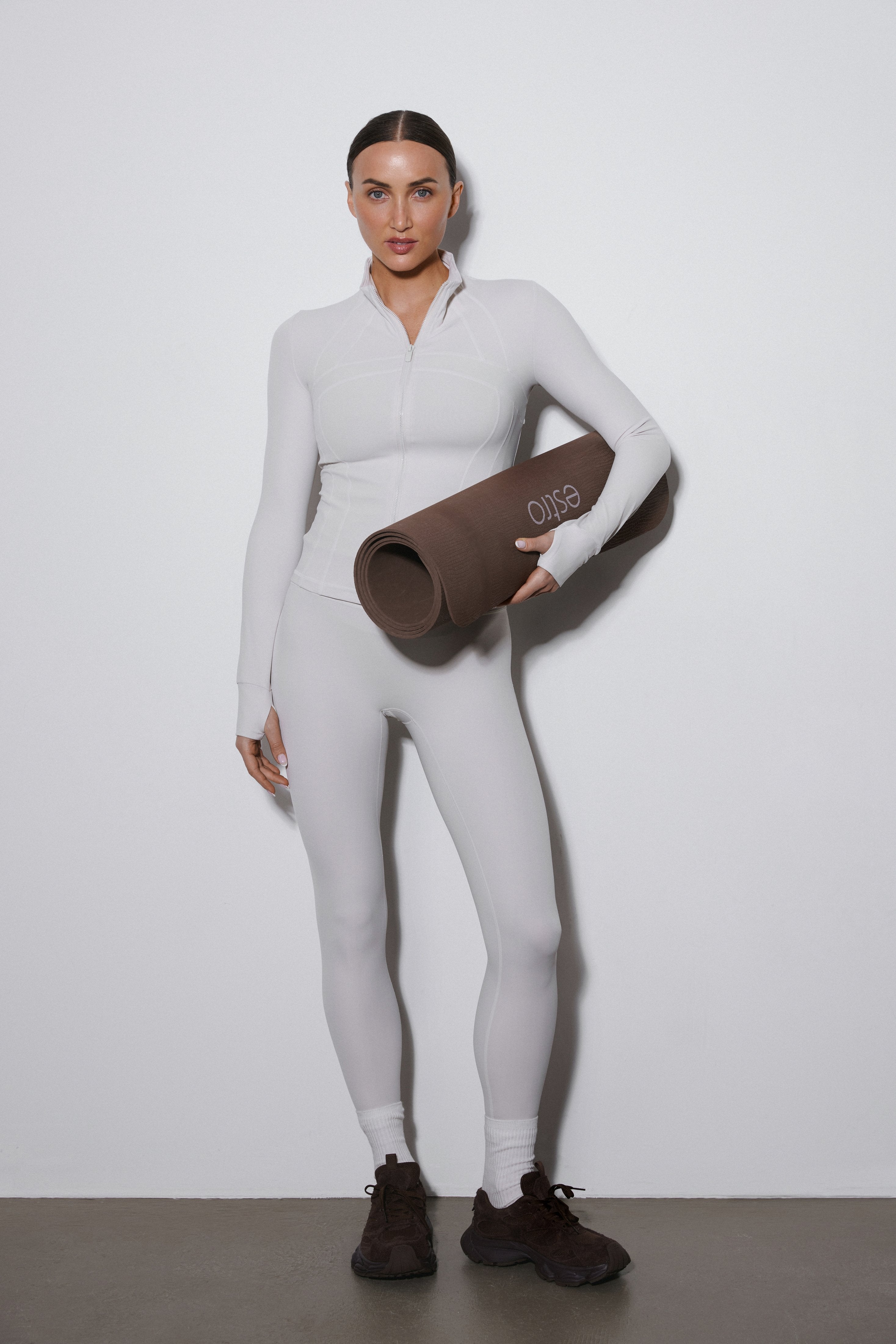 Frontansicht des milchbeigen Damen-Trainingsanzug-Sets im Slim Fit.