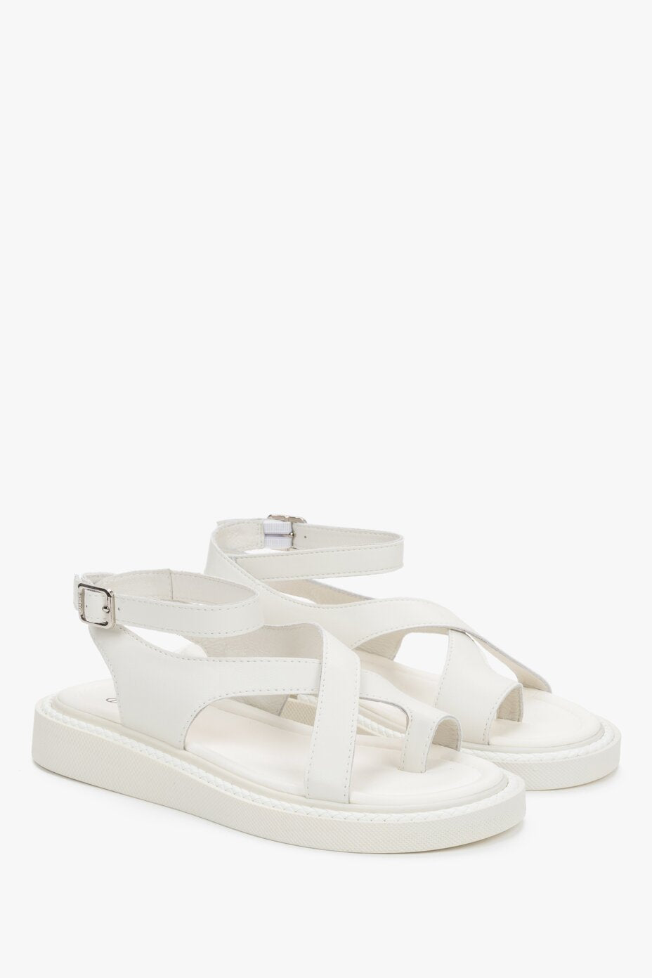 Schräge Ansicht der Casual Echtleder-Sandalen in Milchweiß von Estro.