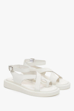 Schräge Ansicht der Casual Echtleder-Sandalen in Milchweiß von Estro.