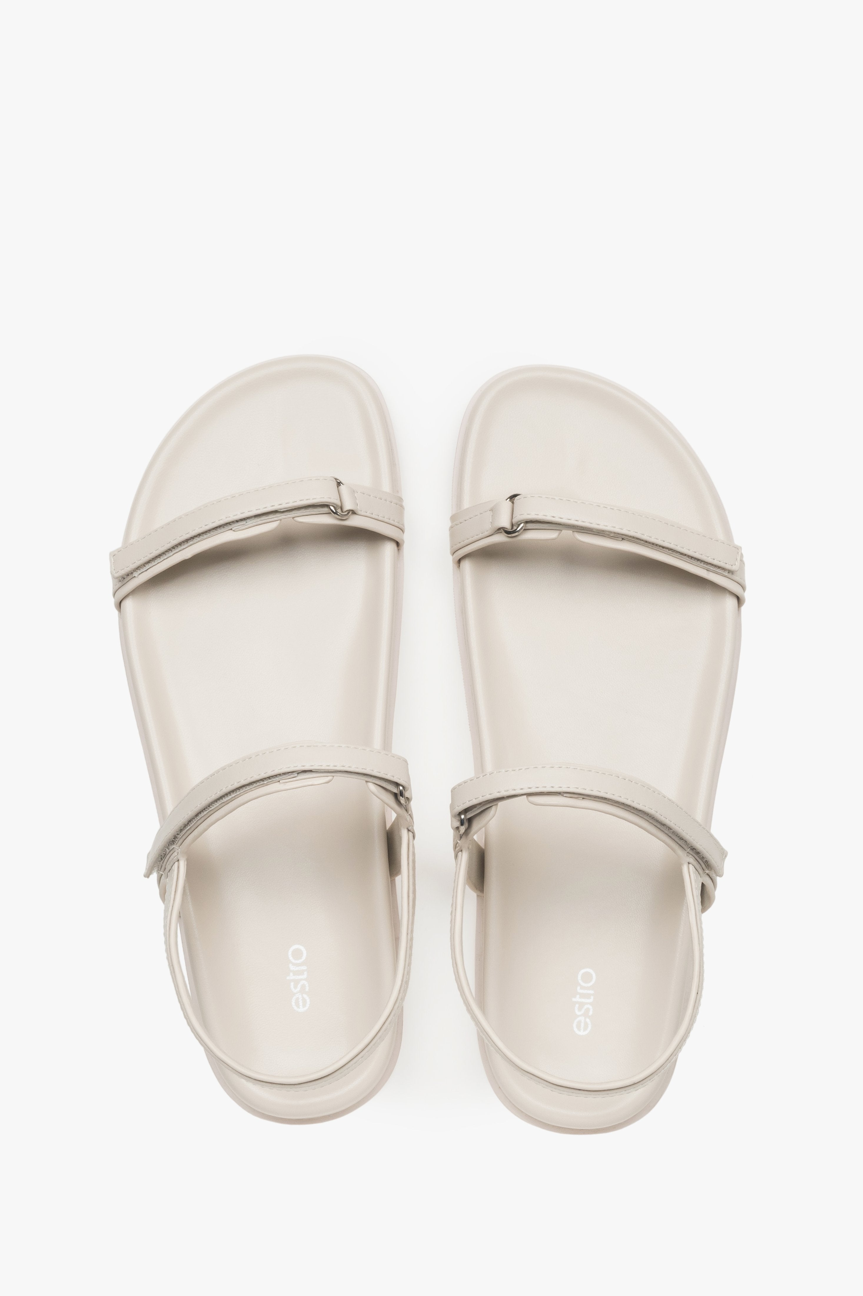 Frontansicht der milchweißen Echtleder-Sandalen von Estro.