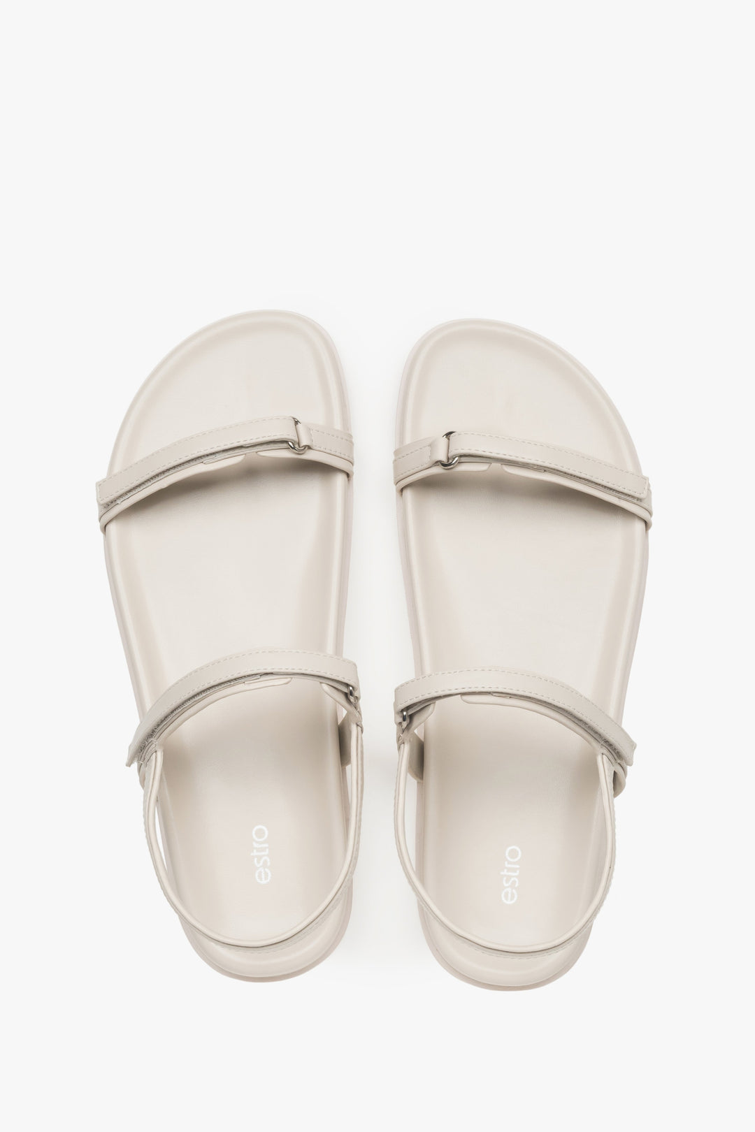 Frontansicht der milchweißen Echtleder-Sandalen von Estro.