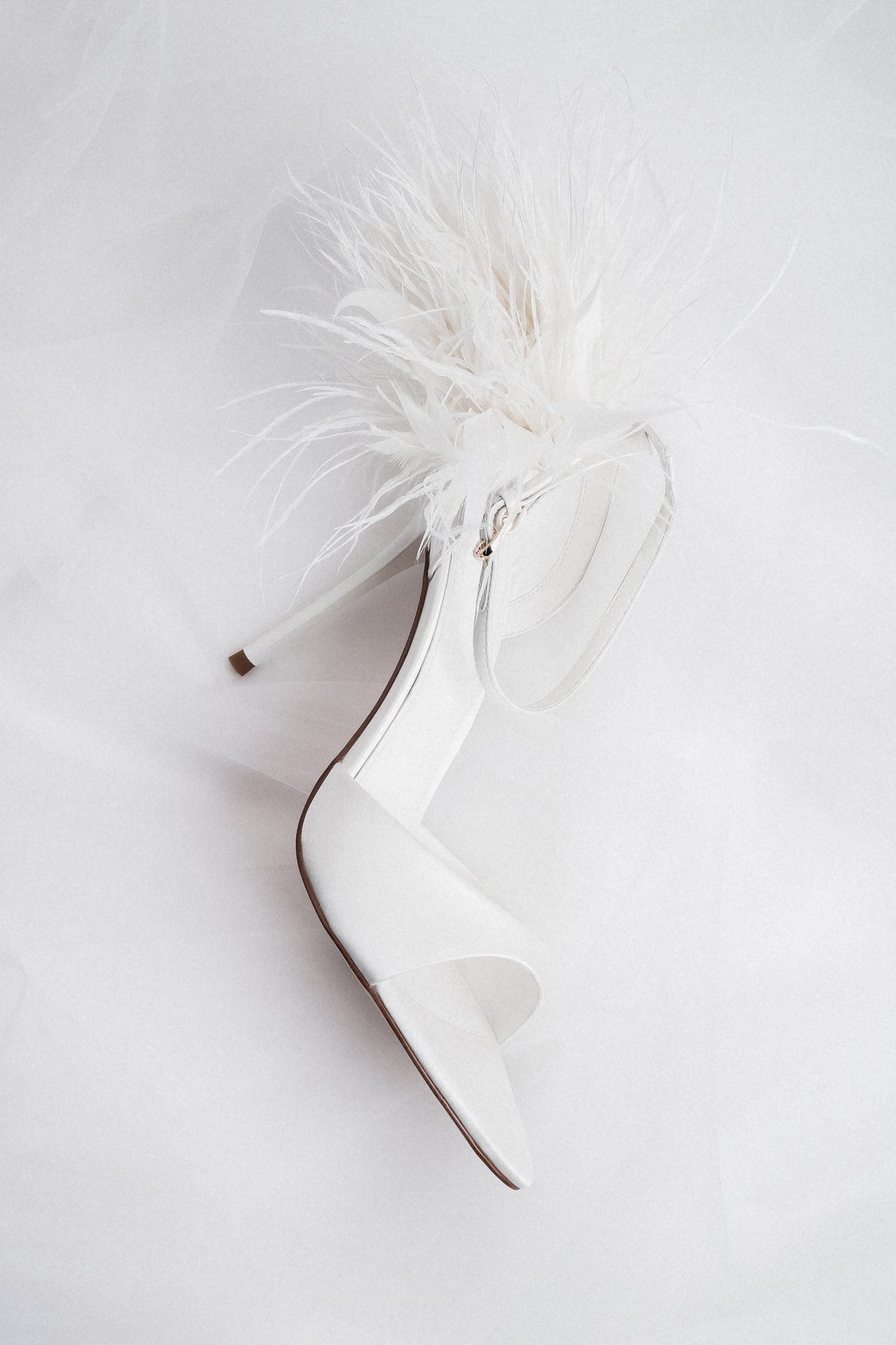 Milchweiße Damen-Sandalette in seitlicher Ansicht mit 11 cm hohem Absatz