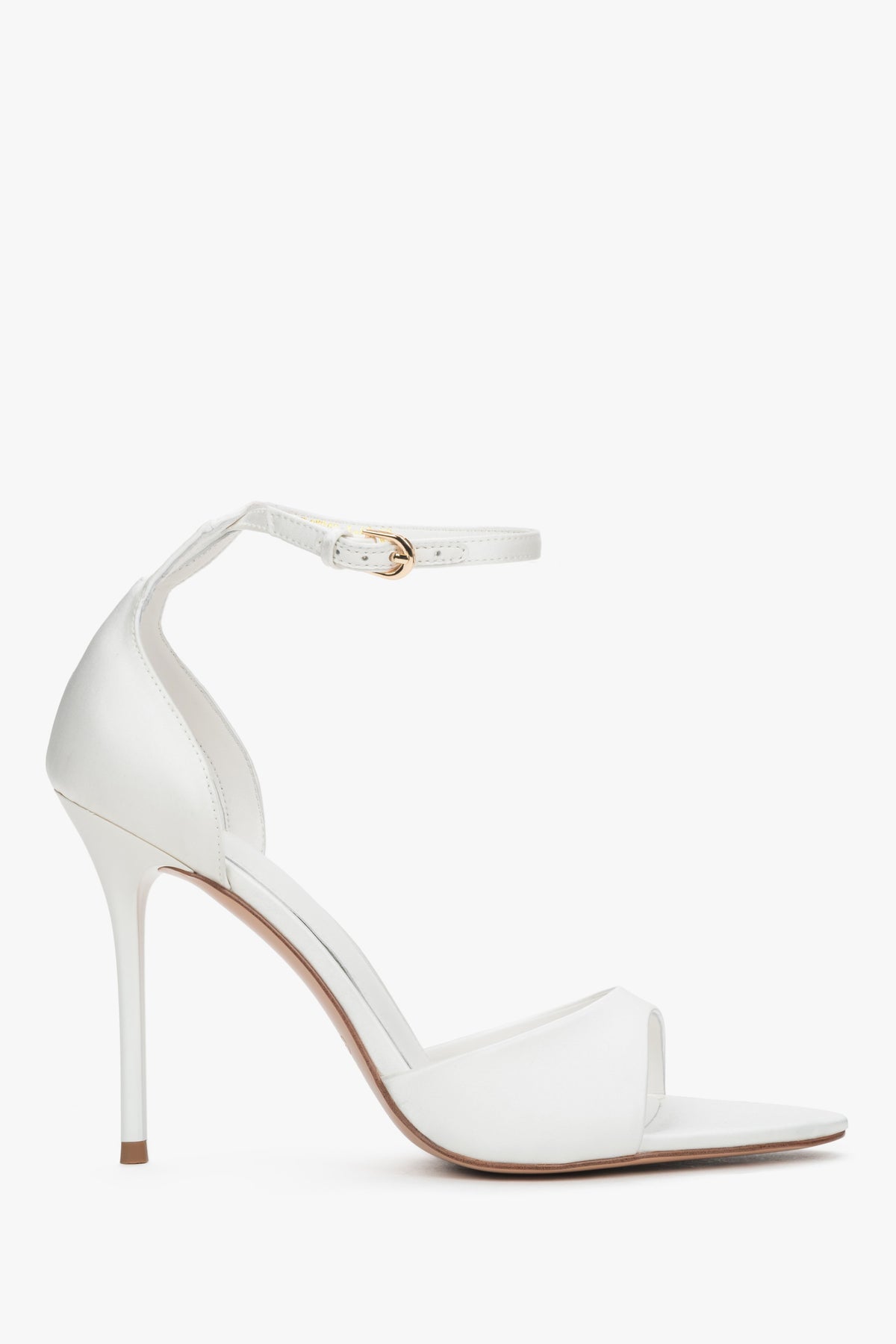 Milchweiße Damen-Sandalette mit Stilettoabsatz in seitlicher Ansicht ohne Federapplikation