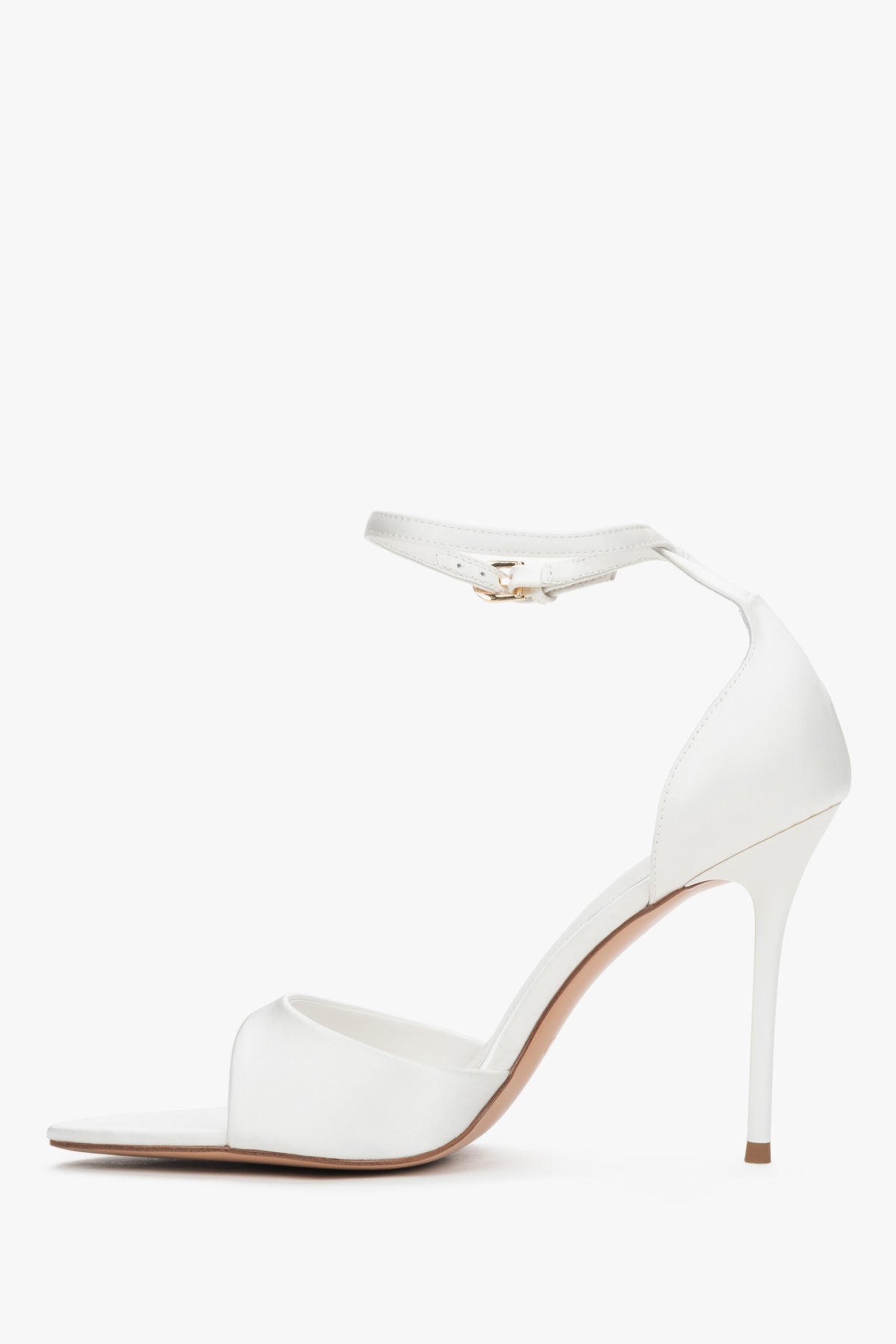 Milchweiße Damen-Sandalette von der Seite mit Knöchelriemen und Stilettoabsatz