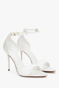 Milchweiße Damen-Sandalette mit abnehmbarer Federapplikation in weichem Licht