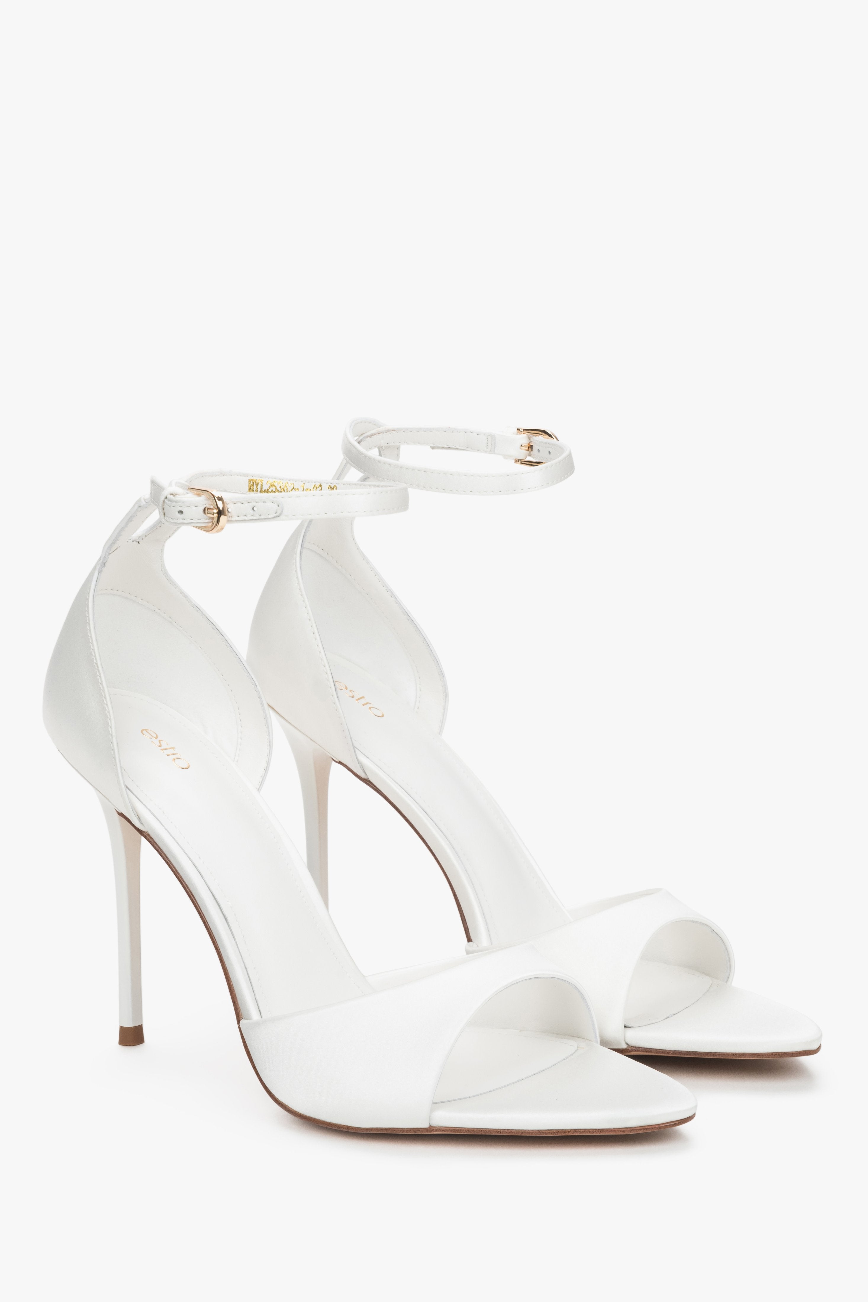 Milchweiße Damen-Sandalette mit abnehmbarer Federapplikation in weichem Licht