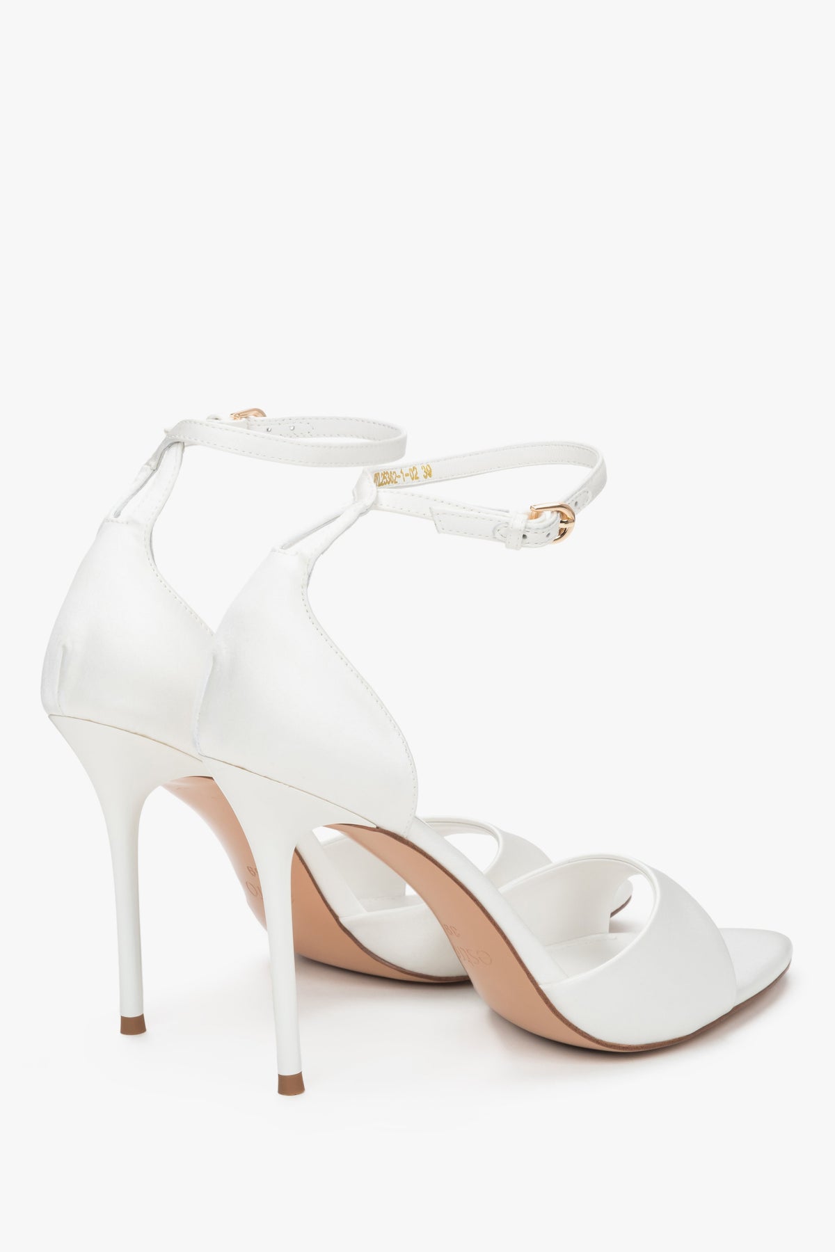 Milchweiße Damen-Sandalette mit Federn und schmalem Knöchelriemen