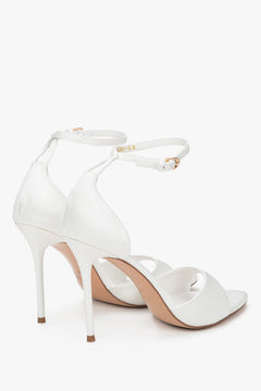 Milchweiße Damen-Sandalette mit Federn und schmalem Knöchelriemen