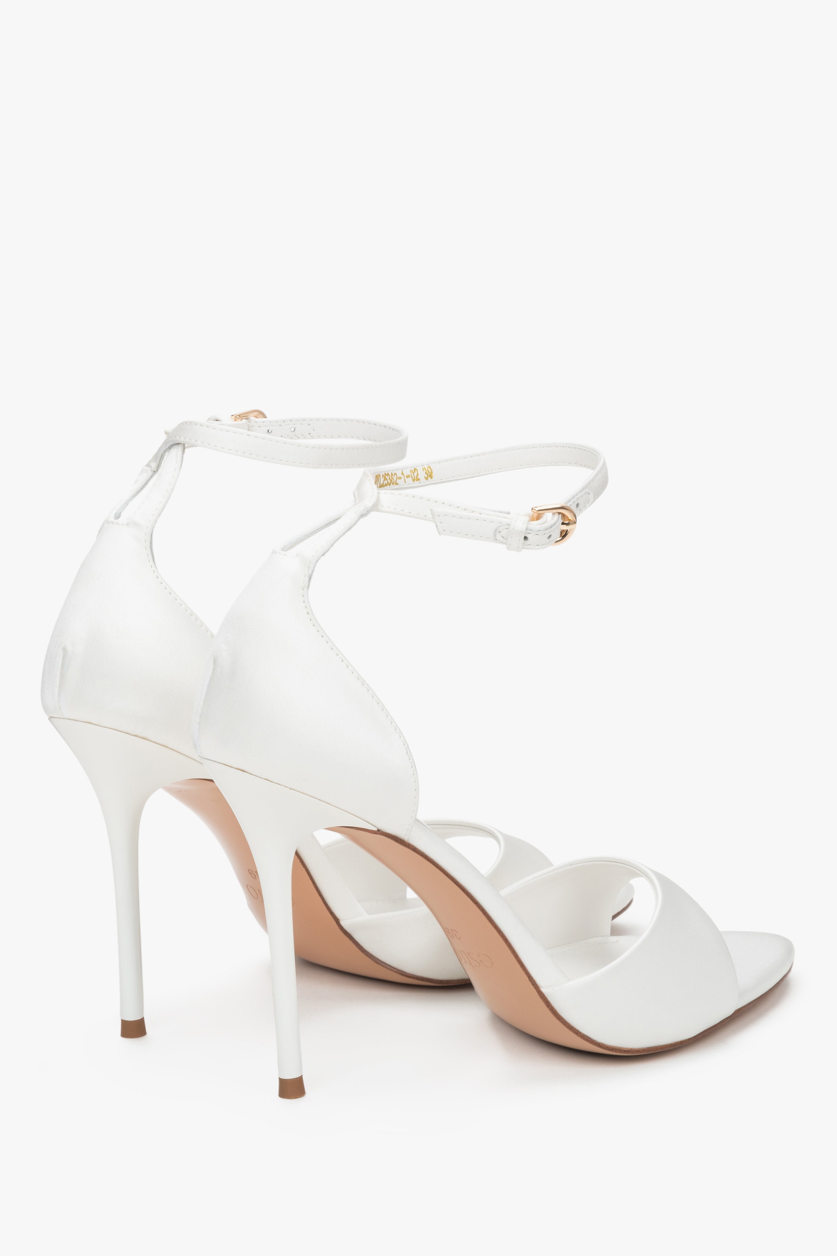 Milchweiße Damen-Sandalette mit Federn und schmalem Knöchelriemen