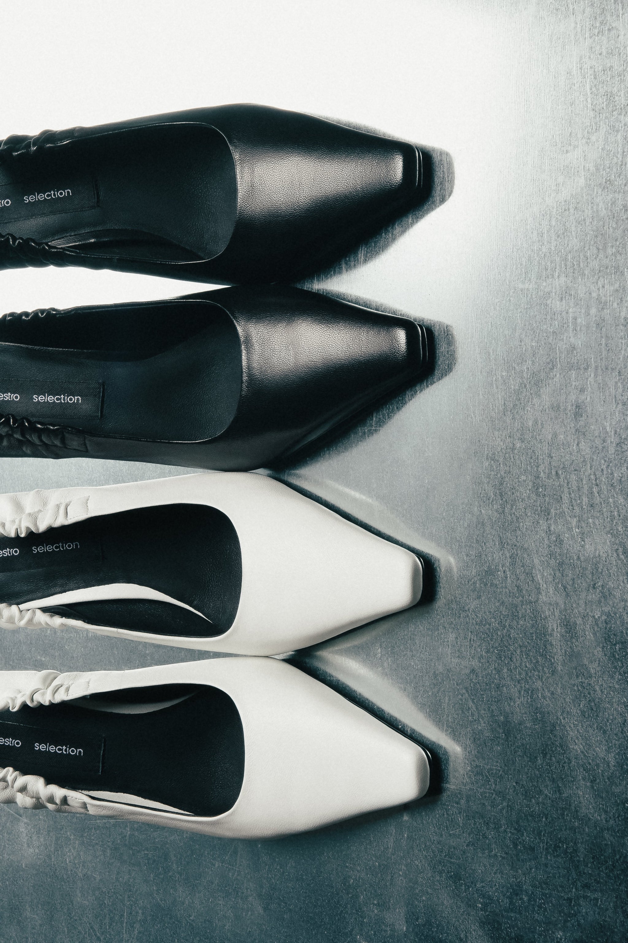Elegante Paaransicht der milchweißen Pumps mit spitzer Kappe.