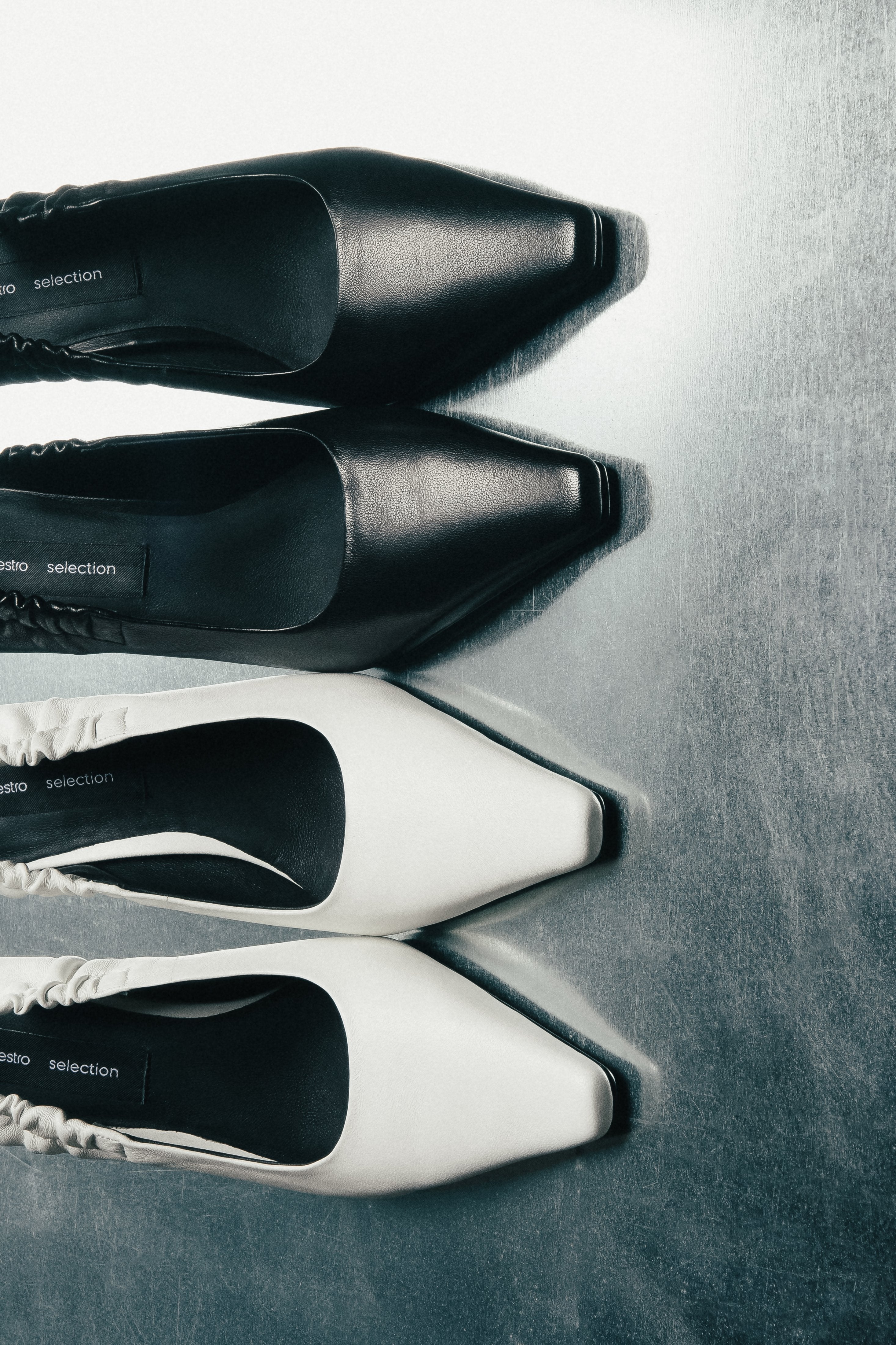 Elegante Paaransicht der milchweißen Pumps mit spitzer Kappe.