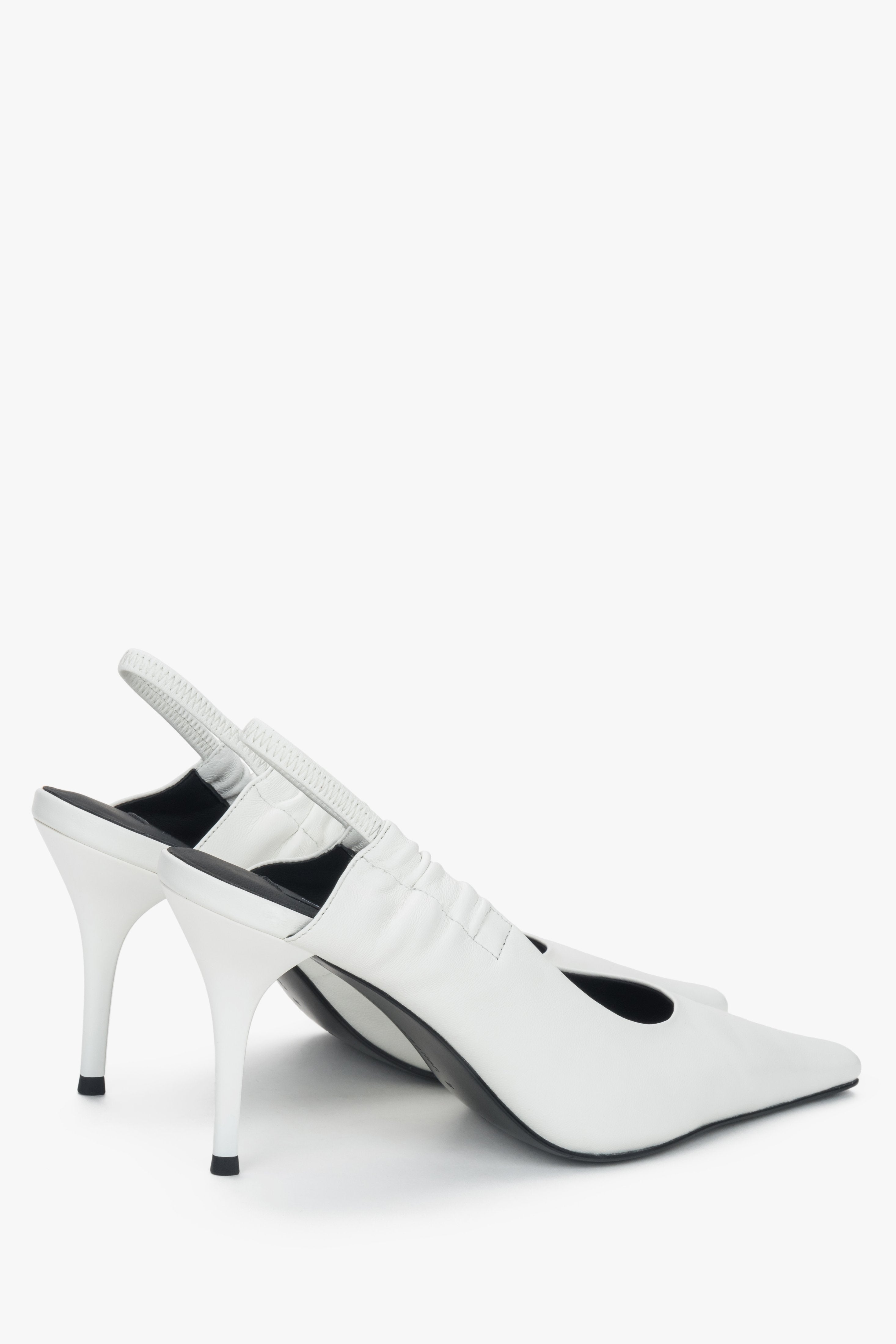 Profilansicht der eleganten Slingback-Pumps in Milchweiß.