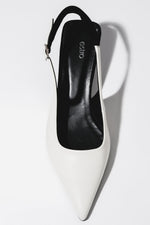 Milchweißer Damen-Slingpumps aus Echtleder von oben mit schwarzem Fersenriemen