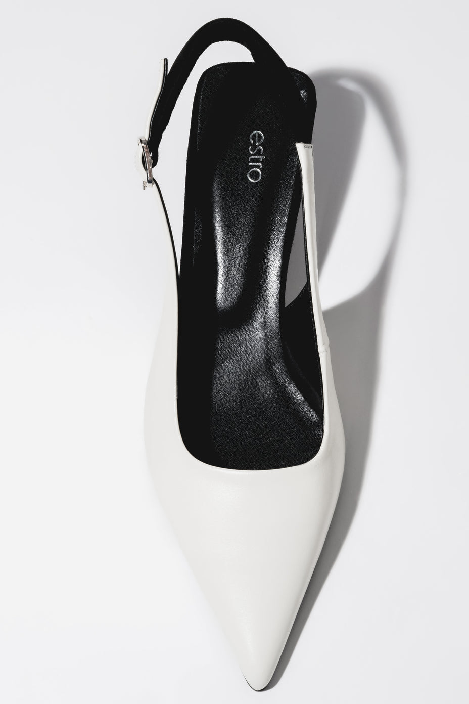 Milchweißer Damen-Slingpumps aus Echtleder von oben mit schwarzem Fersenriemen