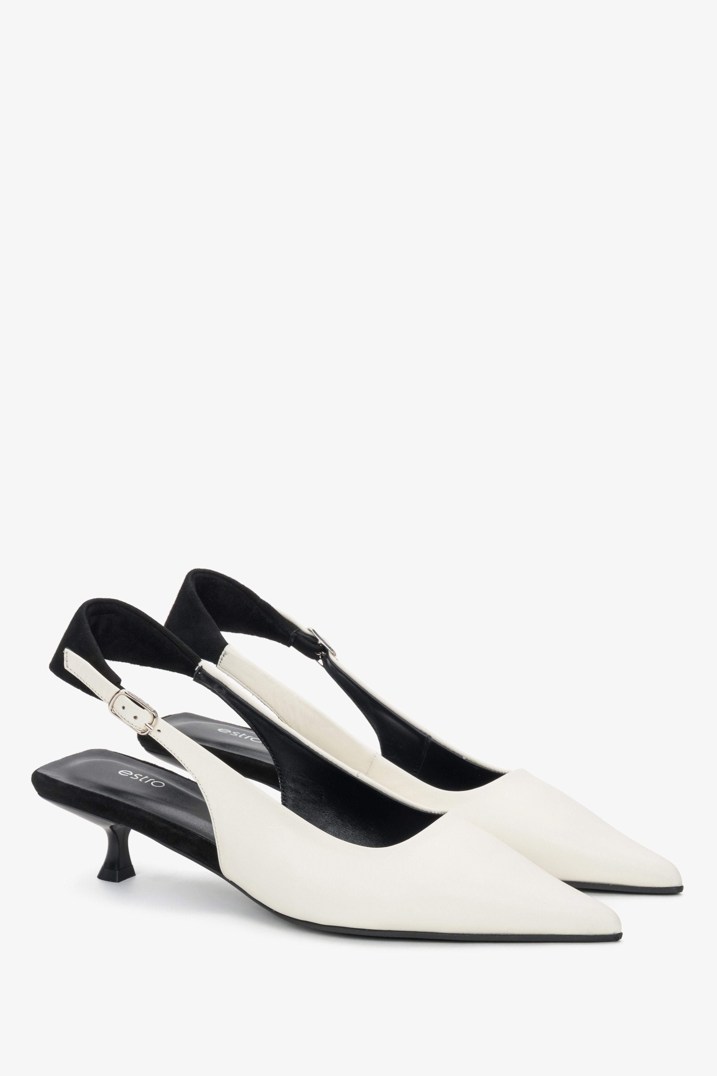 Milchweiße Damen-Slingpumps aus Leder als Paar in schräger Vorderansicht