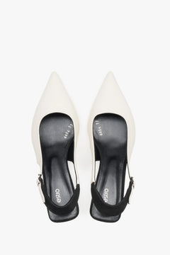 Milchweiße Damen-Slingpumps von oben mit spitzer Schuhspitze und schwarzer Decksohle