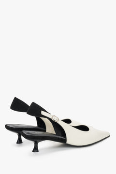 Milchweiße Damen-Slingpumps aus Leder in schräger Seitenansicht mit schwarzem Riemen