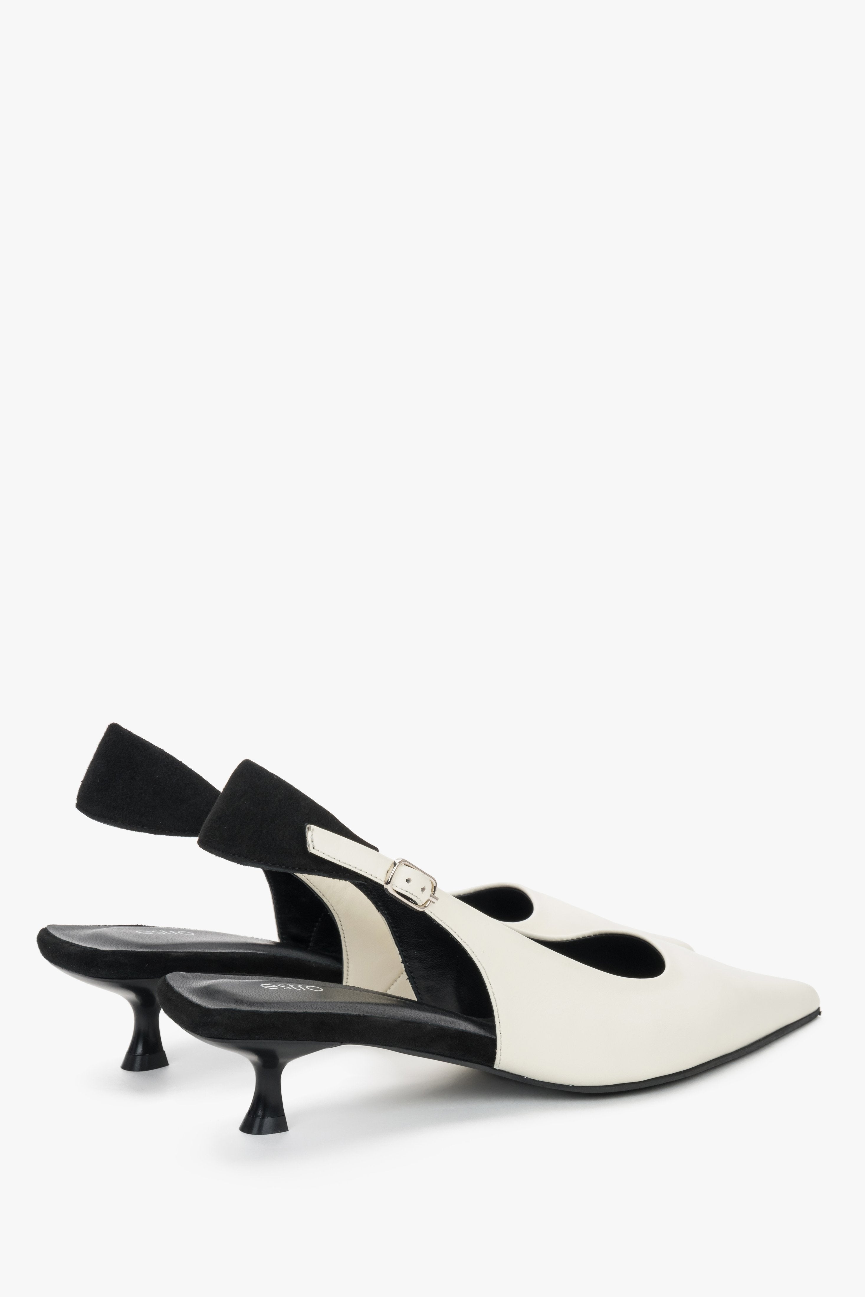 Milchweiße Damen-Slingpumps aus Leder in schräger Seitenansicht mit schwarzem Riemen