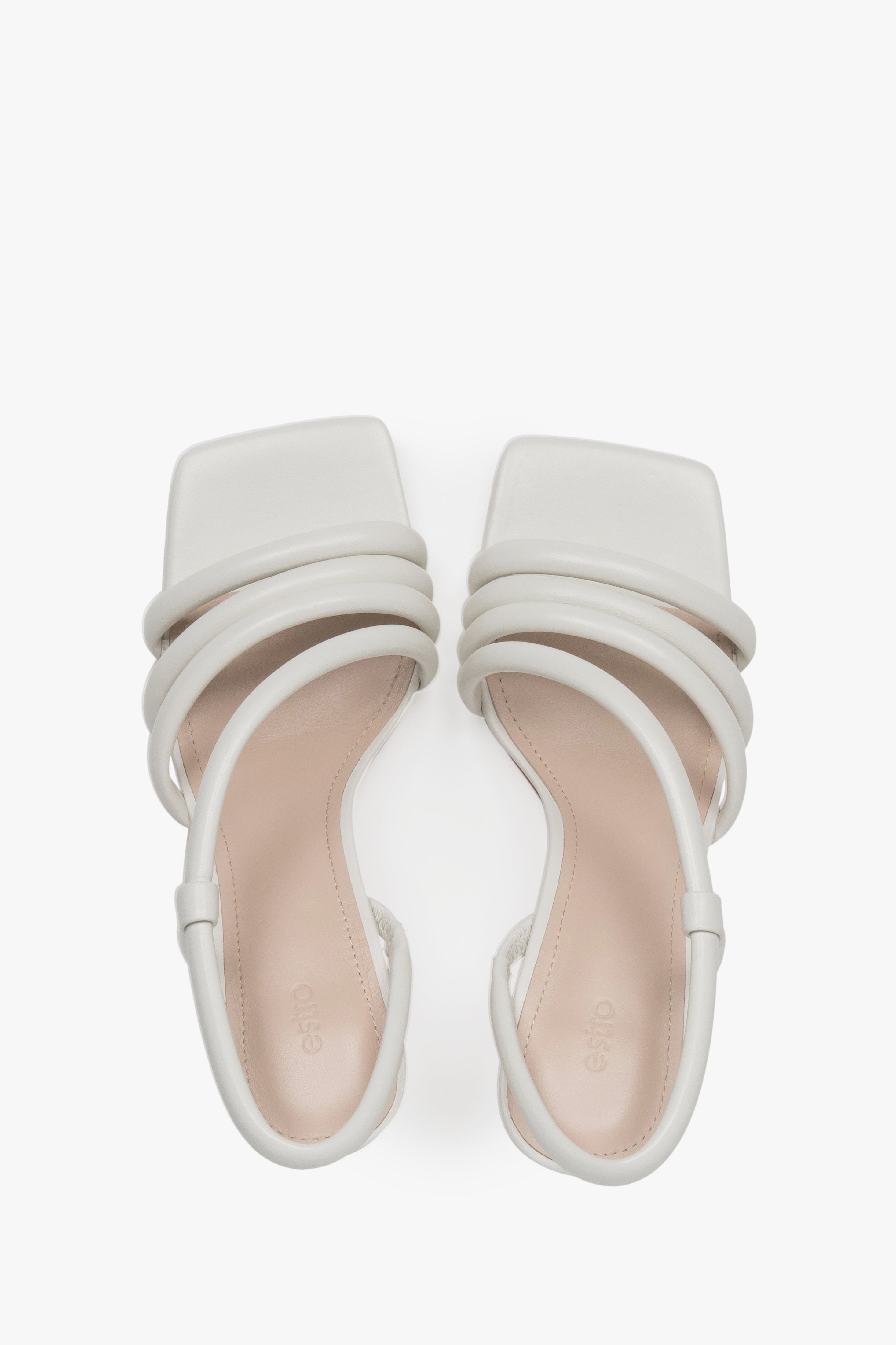 Direkte Draufsicht auf das Chevro-Lederfußbett und die Anordnung der Riemchen