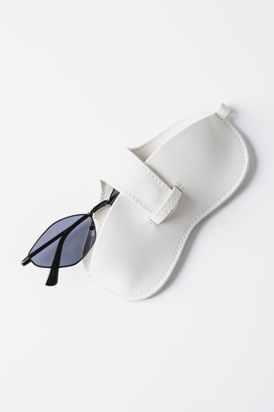 Milchweißes Leder-Brillenetui im Set mit Sonnenbrille und hellem Staubschutzbeutel