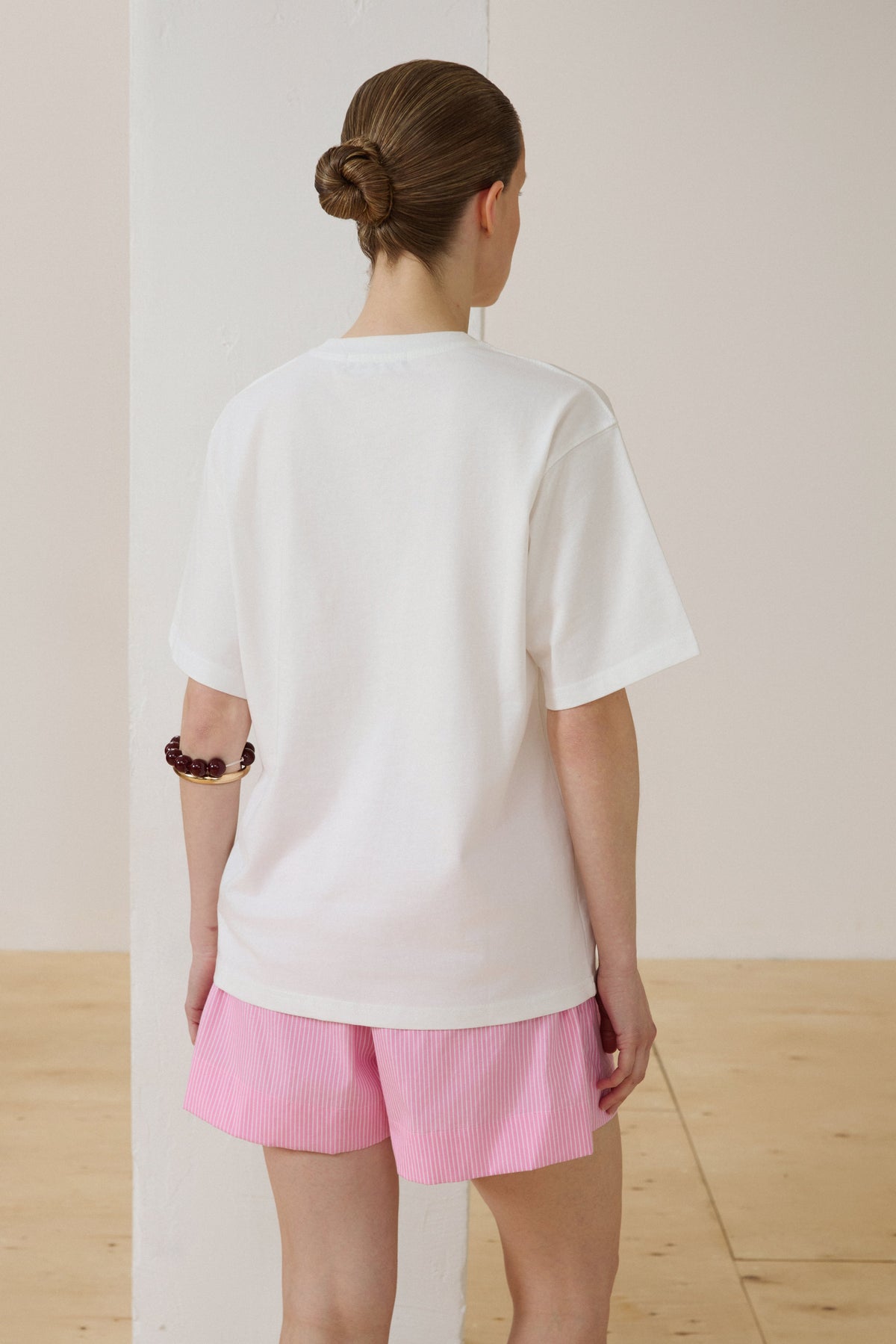 Rückansicht des weißen Boxy-T-Shirts aus reiner Baumwolle