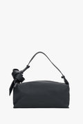 Frontalansicht der minimalistischen schwarzen Damen-Schultertasche aus genarbtem Leder von Estro
