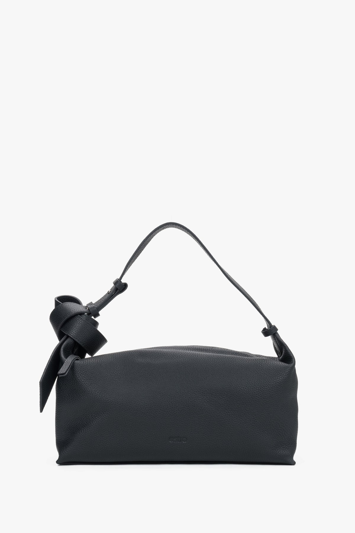 Frontalansicht der minimalistischen schwarzen Damen-Schultertasche aus genarbtem Leder von Estro