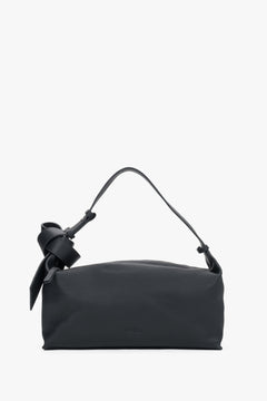 Frontalansicht der minimalistischen schwarzen Damen-Schultertasche aus genarbtem Leder von Estro