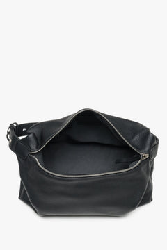 Blick in das Innere der schwarzen Schultertasche mit Textilfutter und Reißverschluss
