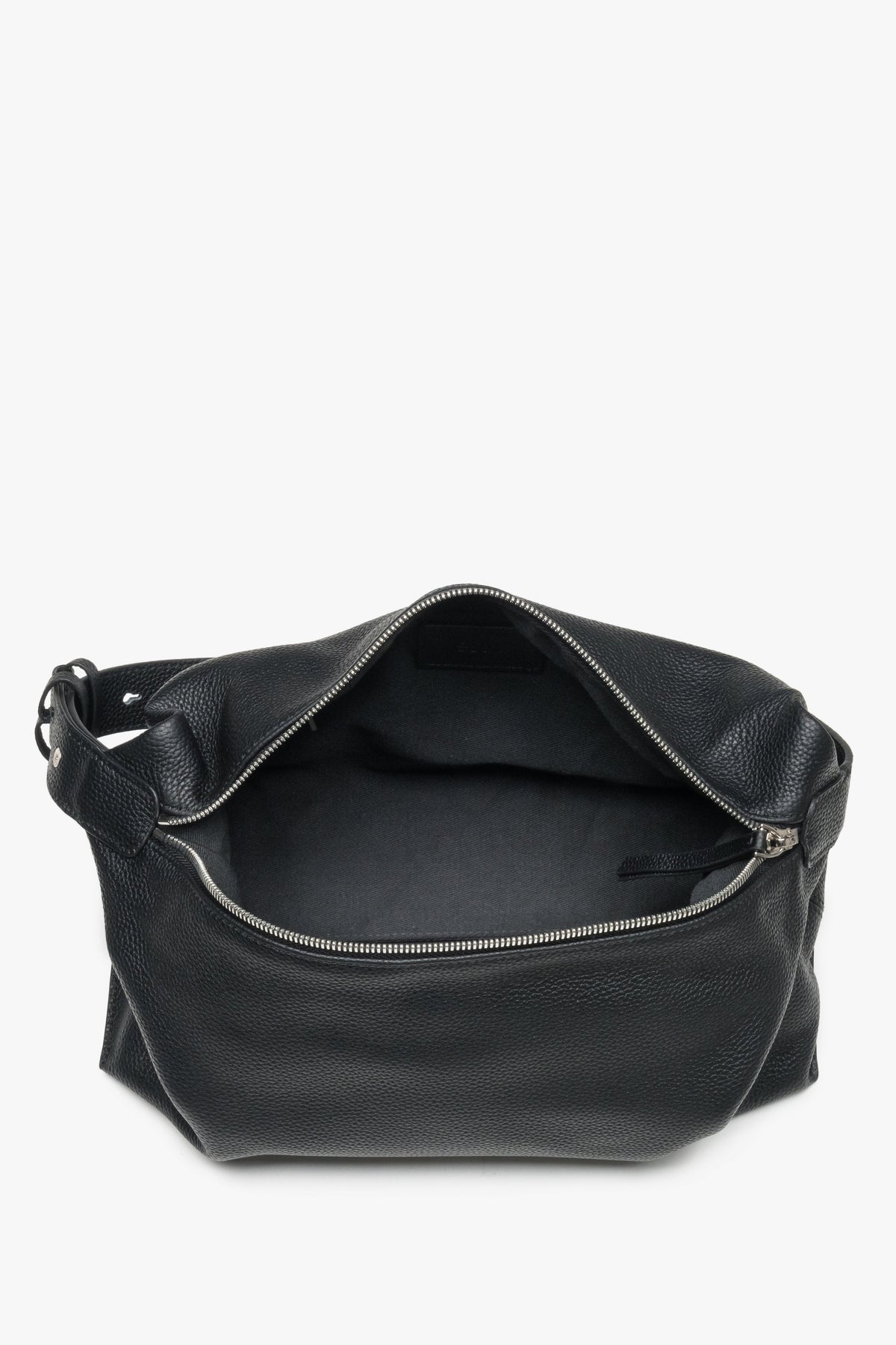 Blick in das Innere der schwarzen Schultertasche mit Textilfutter und Reißverschluss